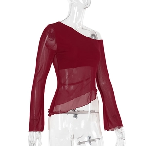 Vue détaillée du haut en mesh bordeaux avec une coupe asymétrique et épaules dénudées