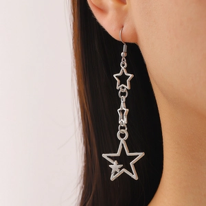 Boucles d'oreilles pendantes en argent avec pendentifs étoiles ajourées à plusieurs niveaux
