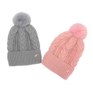 Bonnets d'hiver en tricot torsadé gris et rose avec pompons en fourrure et breloque feuille