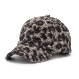Detailaufnahme einer flauschigen Baseballkappe mit Leopardenmuster und Pelztextur