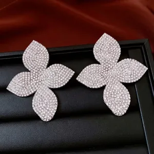 Boucles d'oreilles fleur luxueuses serties de cristaux sur soie et cuir
