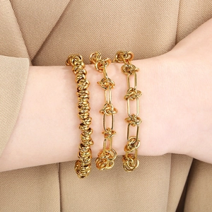 Dreiteiliges Gold-Edelstahl-Armbandset im Hip-Hop-Punk-Stil an einem Handgelenk getragen