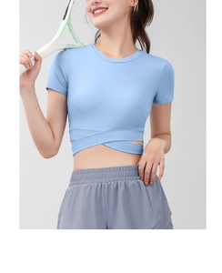 Detalle de camiseta corta azul claro con dobladillo cruzado para yoga y fitness elástico