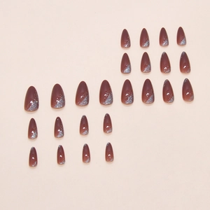 Faux ongles ambrés rétro avec dégradé marron paillettes argentées et forme en amande
