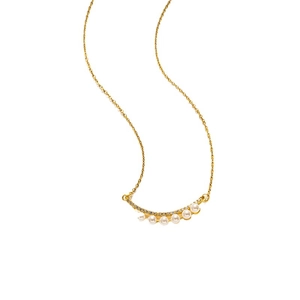 Élégant collier sourire doré avec perles d'eau douce et petits diamants sur fond blanc