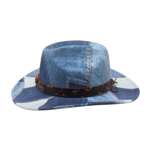 Détail d'un chapeau de cowboy en denim patchwork avec bandeau à motifs et cordon en cuir