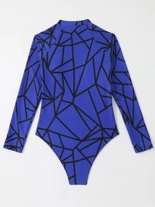 Vue arrière d'un maillot de bain manches longues avec imprimé bleu géométrique et coupe haute
