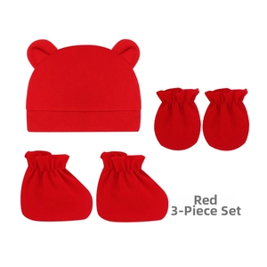 Ensemble rouge pour nouveau-né avec bonnet à oreilles, moufles et chaussons assortis