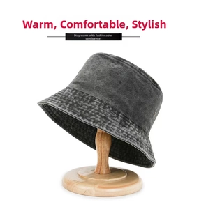 Dettaglio del cappello pescatore in denim grigio con texture vintage e cuciture premium