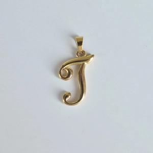 Détail d'un pendentif lettre I en acier inoxydable plaqué or 18K avec finition polie
