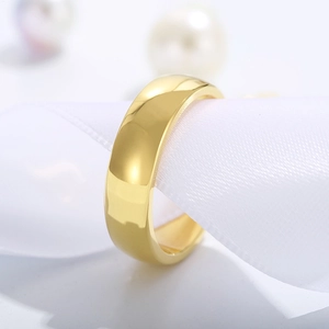 Vue macro d'une bague en acier doré poli avec de la soie blanche et des perles