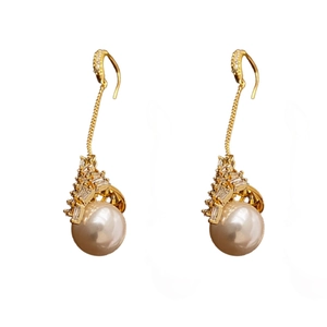 Boucles d'oreilles dorées avec perles crème et zircons cubiques de taille baguette