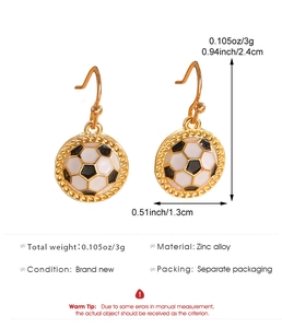 Détail des boucles d'oreilles football en alliage de zinc avec dimensions et spécifications