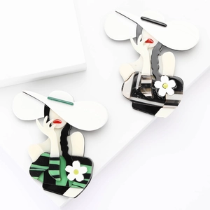 Fashion Acrylic Lady Brooch With White Flower Retro Striped Woman Figure Badge Creative Clothing Pins For Women Jewelry Accessories