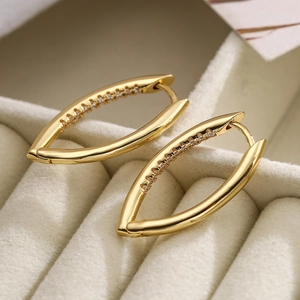 Pendientes retro geométricos chapados en oro con circones en exhibidor de terciopelo
