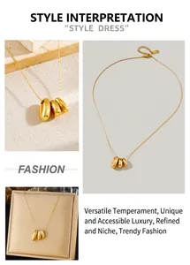 Détail du pendentif triple grain avec finition dorée polie sur une chaîne délicate