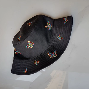 Schwarzer Fischerhut aus Canvas mit bunten Schmetterlingsstickereien zum Sonnenschutz