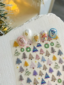 Vue détaillée de stickers nail art 5D en relief avec sapins et couronnes de Noël