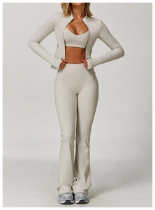 Dettaglio completo set yoga beige con giacca con fori per i pollici e pantaloni svasati