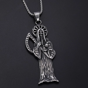 Gravure détaillée du pendentif Santa Muerte avec faux et balance en finition argent gothique
