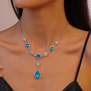 Gros plan d'un collier vintage en argent avec pendentifs saphirs bleus en poire