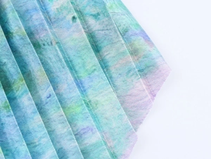 Gros plan du haut licou Y2K plissé avec un dégradé tie-dye bleu et violet élégant