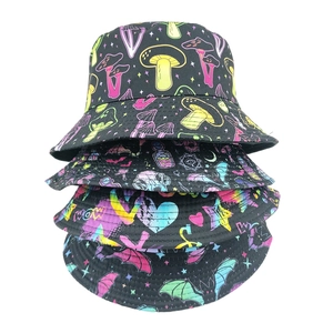 Cappello a secchiello reversibile con stampe Halloween di pipistrelli e funghi per sole