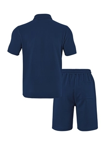 Dettaglio del set polo e pantaloncini blu navy con trama a nido d'ape e vista posteriore