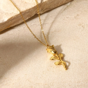 Collier élégant en acier inoxydable plaqué or 18 carats avec pendentif rose sur pierre