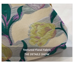 Detailansicht der aufwendigen Blumenstickerei und feinen Textur der Muscheltasche