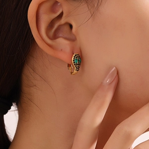 Manchette d'oreille serpent plaquée or 18K avec diamants noirs et yeux en gemmes vertes