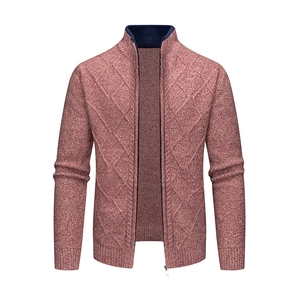 Detail einer Herren-Strickjacke mit rotem Rautenmuster und Metallreißverschluss