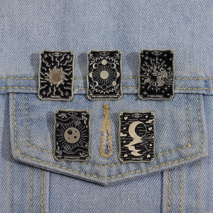 Tarot-Emaille-Pin-Set mit Sonnen- und Mondmotiven an einer Jeansjackentasche fixiert