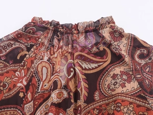 Détail du col montant à volants avec motif paisley sur tissu de robe en mousseline légère