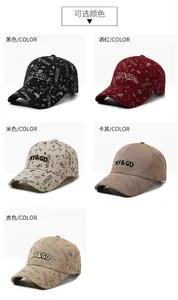 Vue détaillée de casquettes de baseball brodées en noir, bordeaux, beige, kaki et abricot
