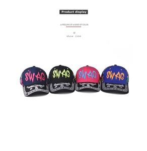 Détail de quatre casquettes de baseball colorées avec broderie SWAG et graffitis