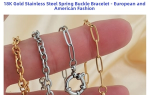 Détail macro de divers bracelets en acier inoxydable plaqué or 18 carats et argent fin