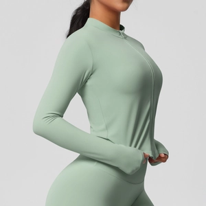Détail de la veste de sport vert clair avec poignets passe-pouce et coupe ajustée