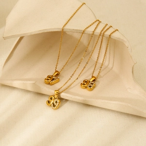 Collier en acier inoxydable plaqué or 18 carats avec pendentif chiffre et zircons