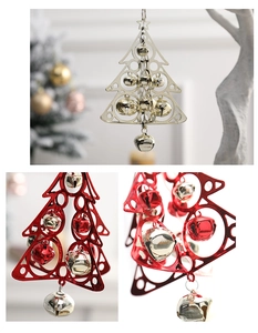 Dettaglio di ciondoli in metallo a forma di albero di Natale con campanelli festivi