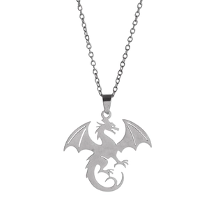 Détail du pendentif dragon argenté aux ailes ciselées sur une chaîne à maillons O