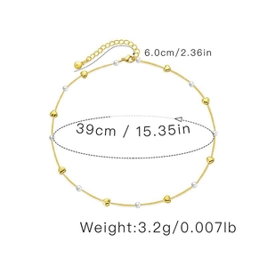 Detail einer 18K vergoldeten Kette mit Herzanhängern und weißen Perlen