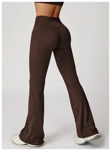 Détail d'un legging évasé à taille haute avec coutures galbantes et poches en marron foncé