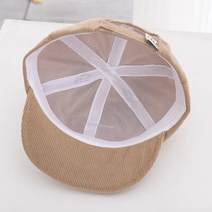 Détail de l'intérieur de la casquette en velours côtelé kaki avec doublure en maille beige