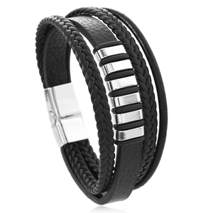 Gros plan du bracelet multicouche en cuir tressé noir avec perles en métal argenté