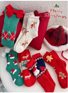 Gros plan de chaussettes thermiques de Noël douces avec motifs 3D de renne et Père Noël