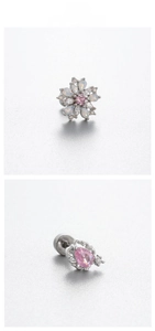 Dettaglio di orecchini a lobo con zircone rosa a forma di fiore e goccia in acciaio