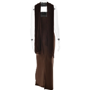 Dettaglio retro dell'abito lungo in raso marrone con mantella in chiffon e zip invisibile