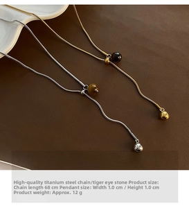 Détail du collier de 68cm en acier titane avec œil de tigre et dimensions précises