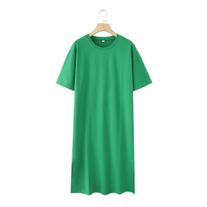 Detailansicht des grünen Kurzarm-T-Shirt-Kleides mit Seitenschlitz am Saum auf Holzbügel